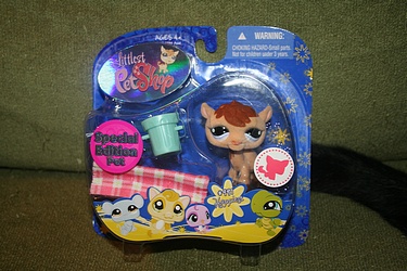 Littlest Pet Shop - #997 - Camel with Blanket and Blue Bucket - Special Edition!