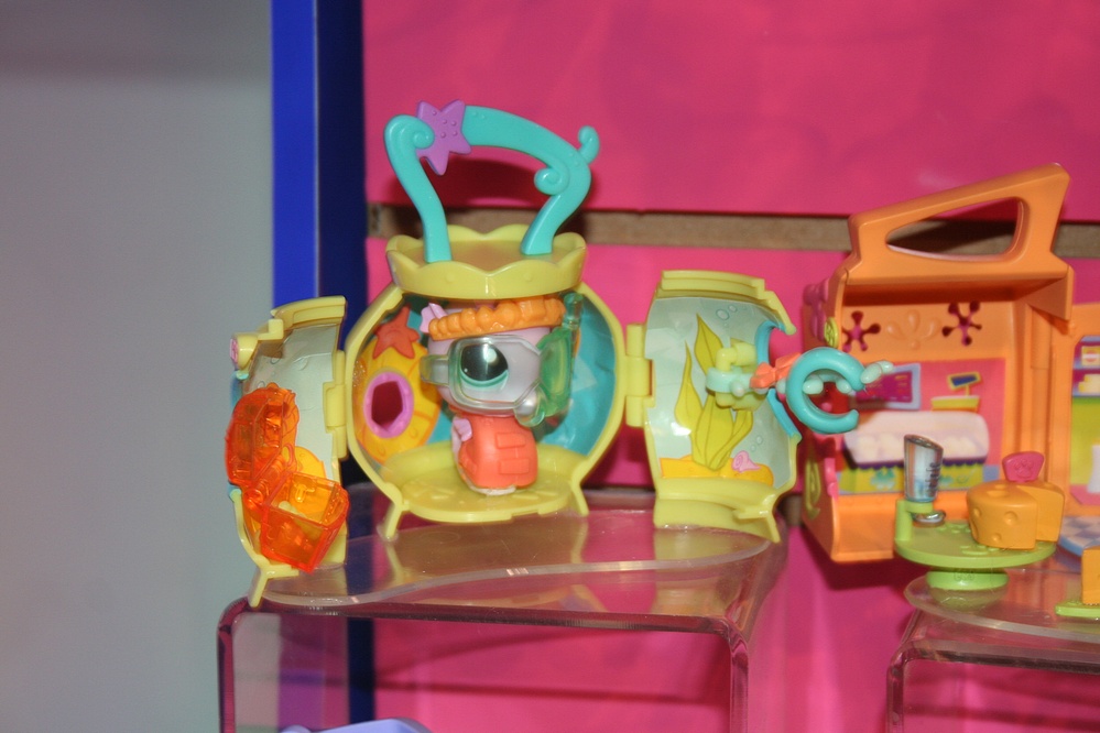 Toy Fair 2010 Coverage - Hasbro: Littlest Pet Shop - Parry Game Preserve